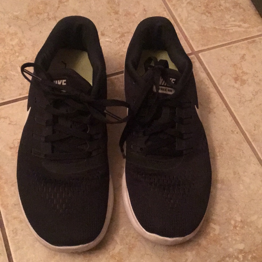 Black nike tennis shoe